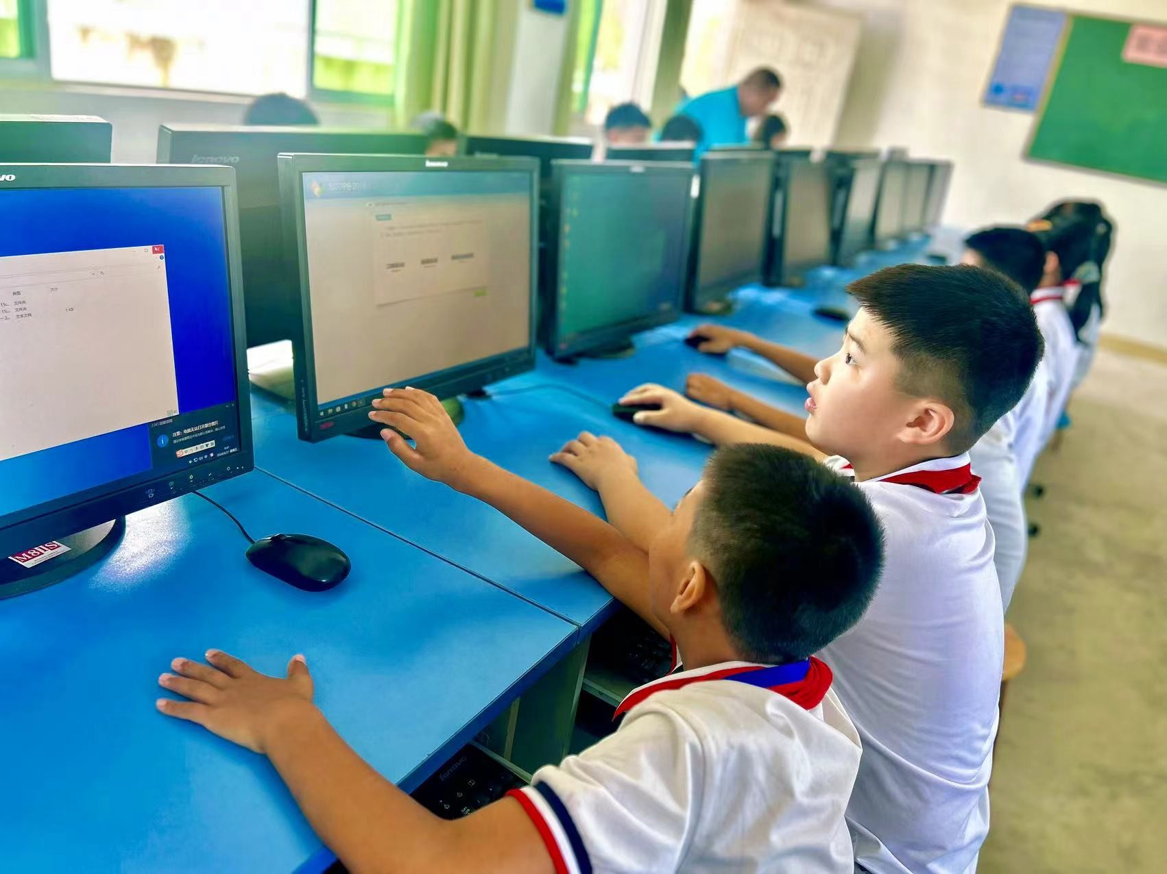 第一百七十期至一百七十一期“綠色愛心電腦教室”標準電腦41套（廣東順德農(nóng)村商業(yè)銀行股份有限公司）