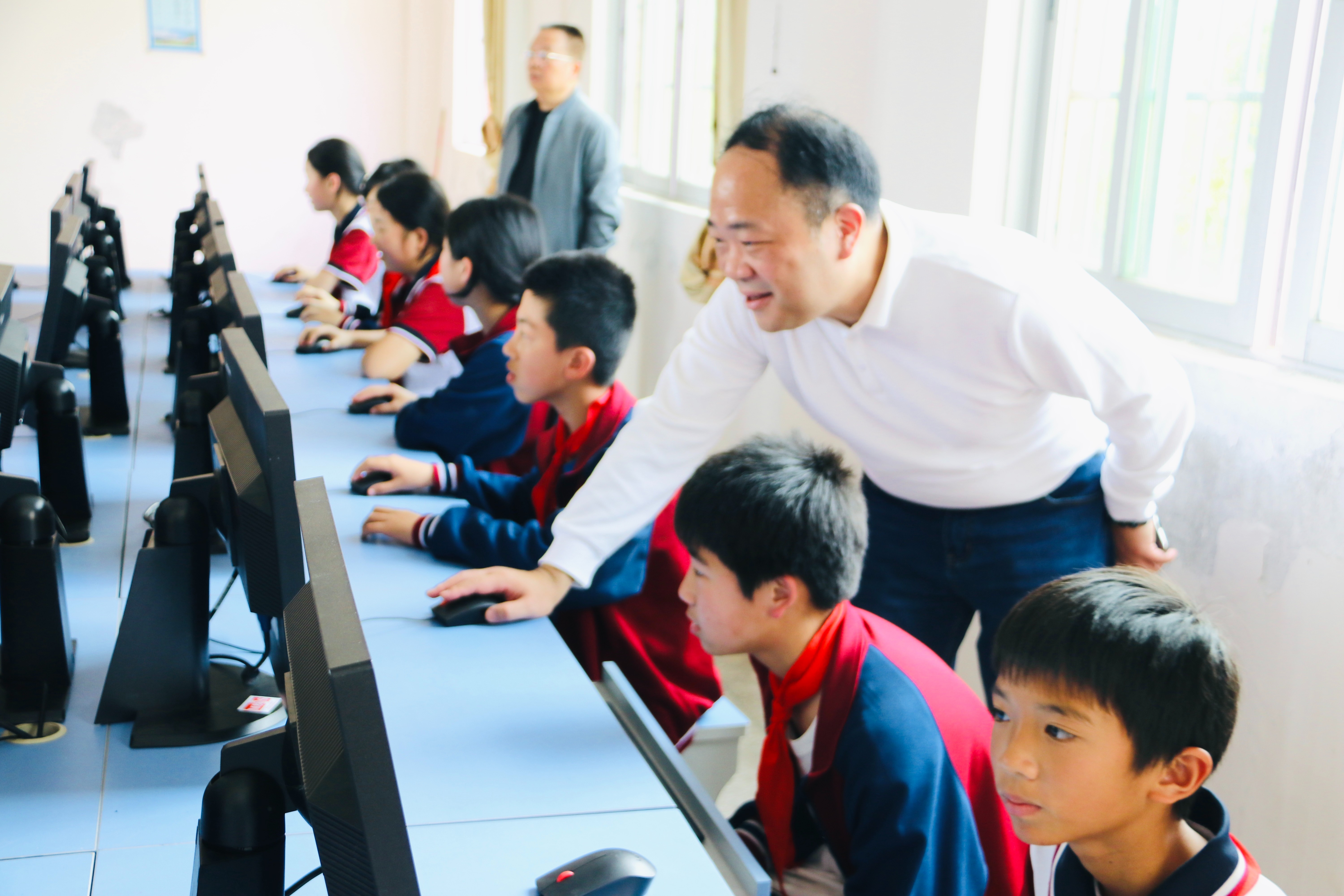 第一百九十五期至一百九十六期“綠色愛心電腦教室”標(biāo)準(zhǔn)電腦41套（深圳晶泰科技有限公司）