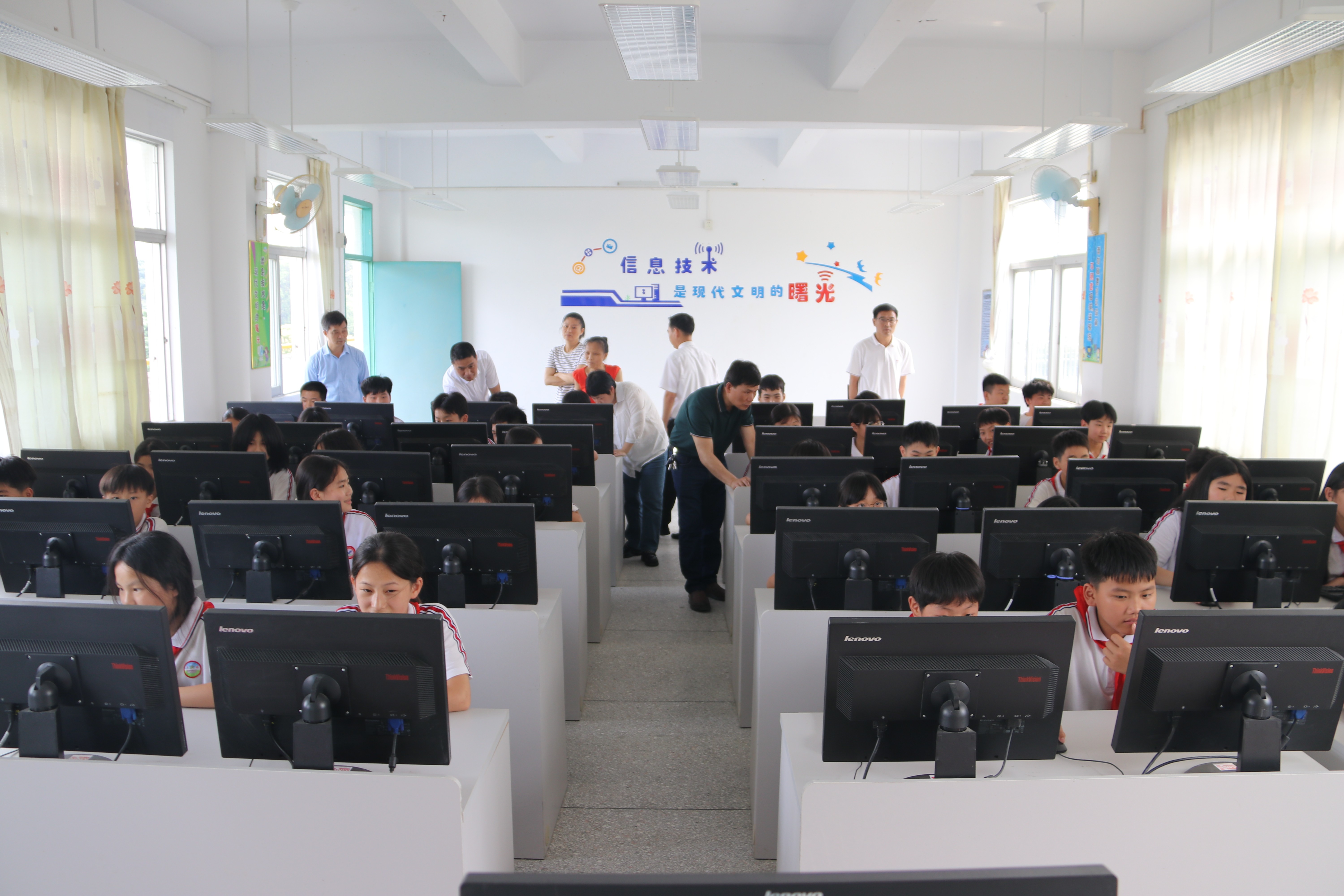 第二百零一至二百零四期“綠色愛心電腦教室”標(biāo)準(zhǔn)電腦82套（廣東順德農(nóng)村商業(yè)銀行股份有限公司）