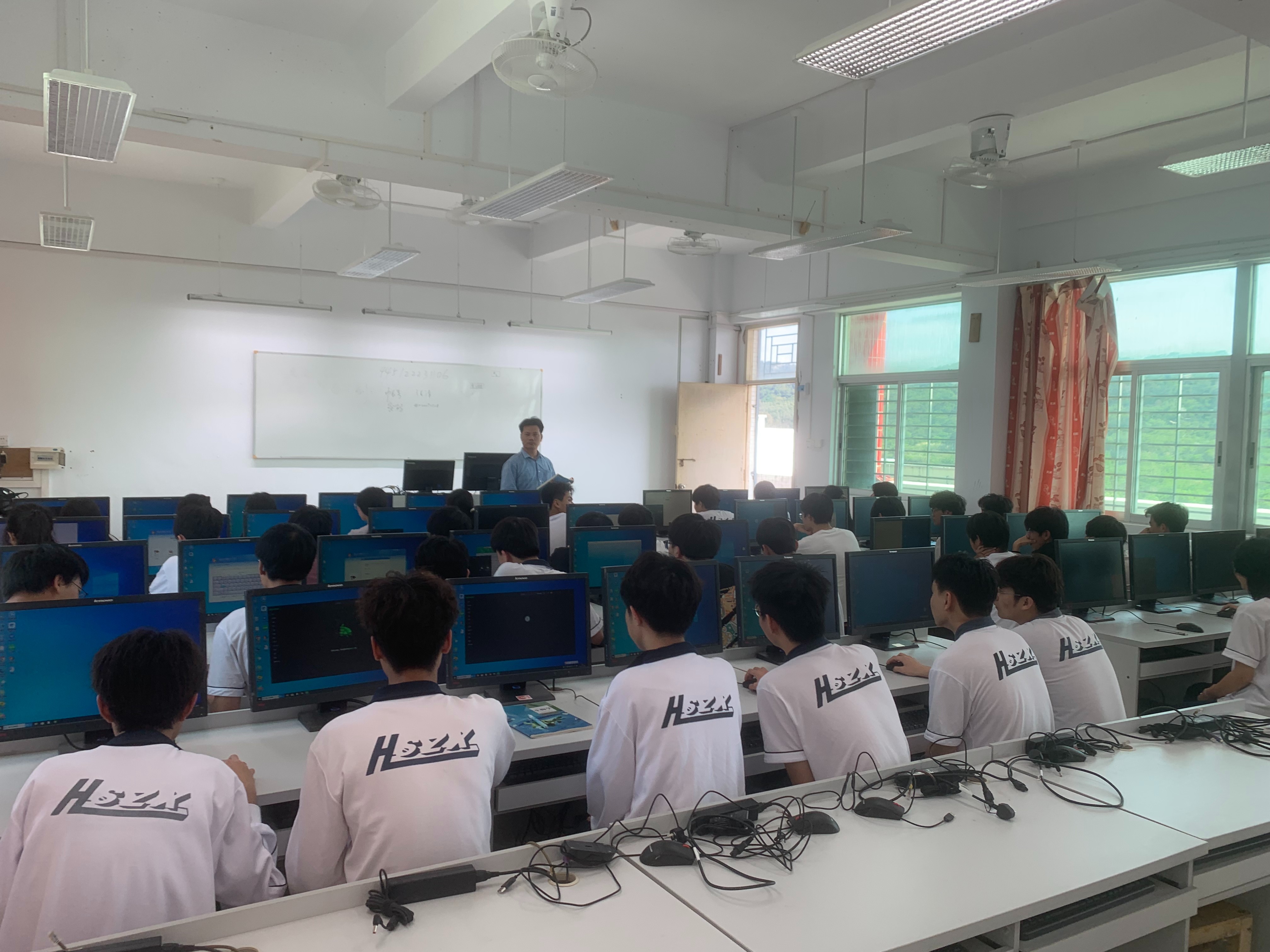 第二百零五至二百零六期“綠色愛心電腦教室”標(biāo)準(zhǔn)電腦41套（ 廣州市歐派公益基金會）