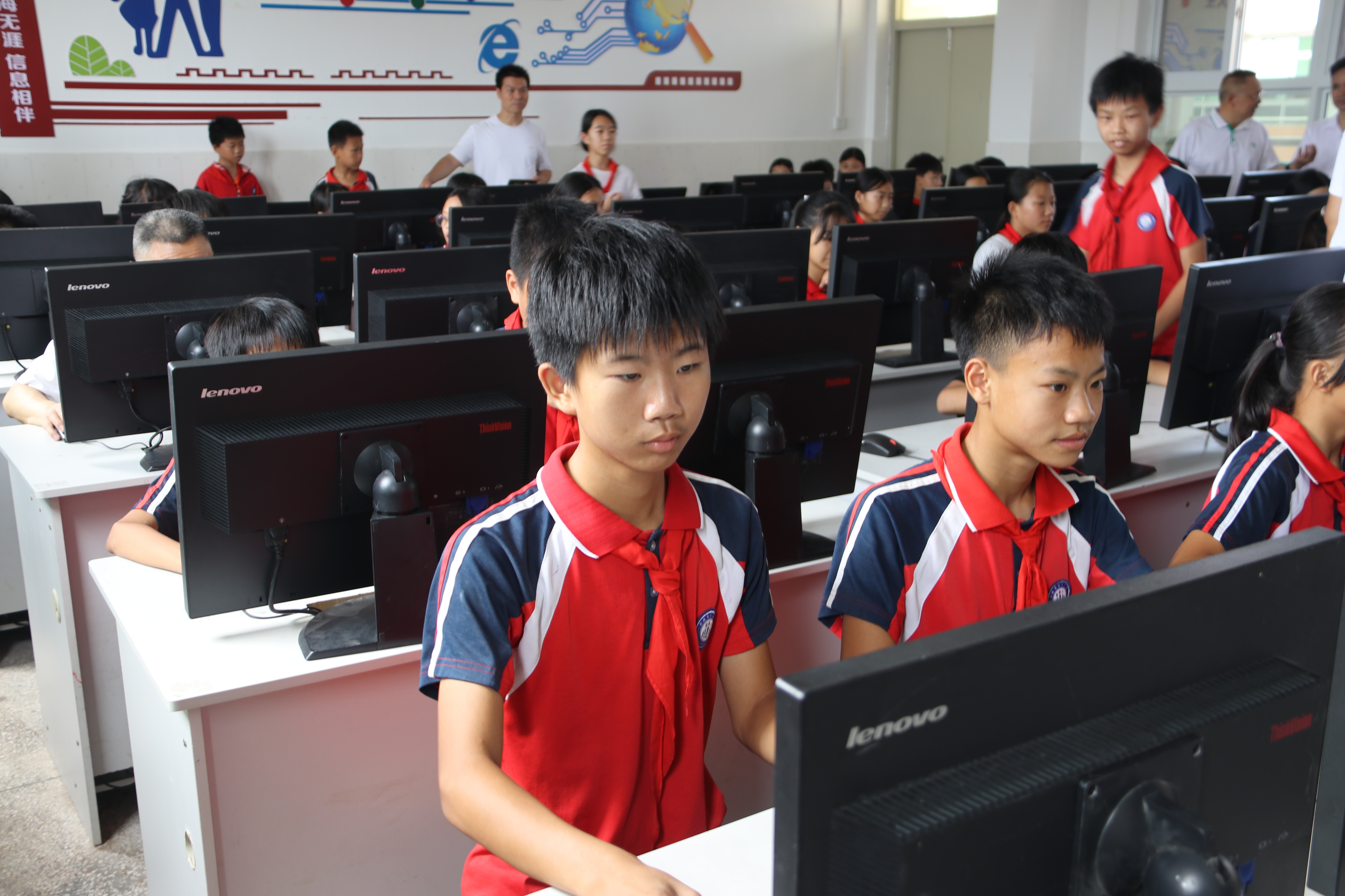 第二百一十二至二百一十三期“綠色愛心電腦教室”標(biāo)準(zhǔn)電腦41套（徐福記國際集團(tuán)）