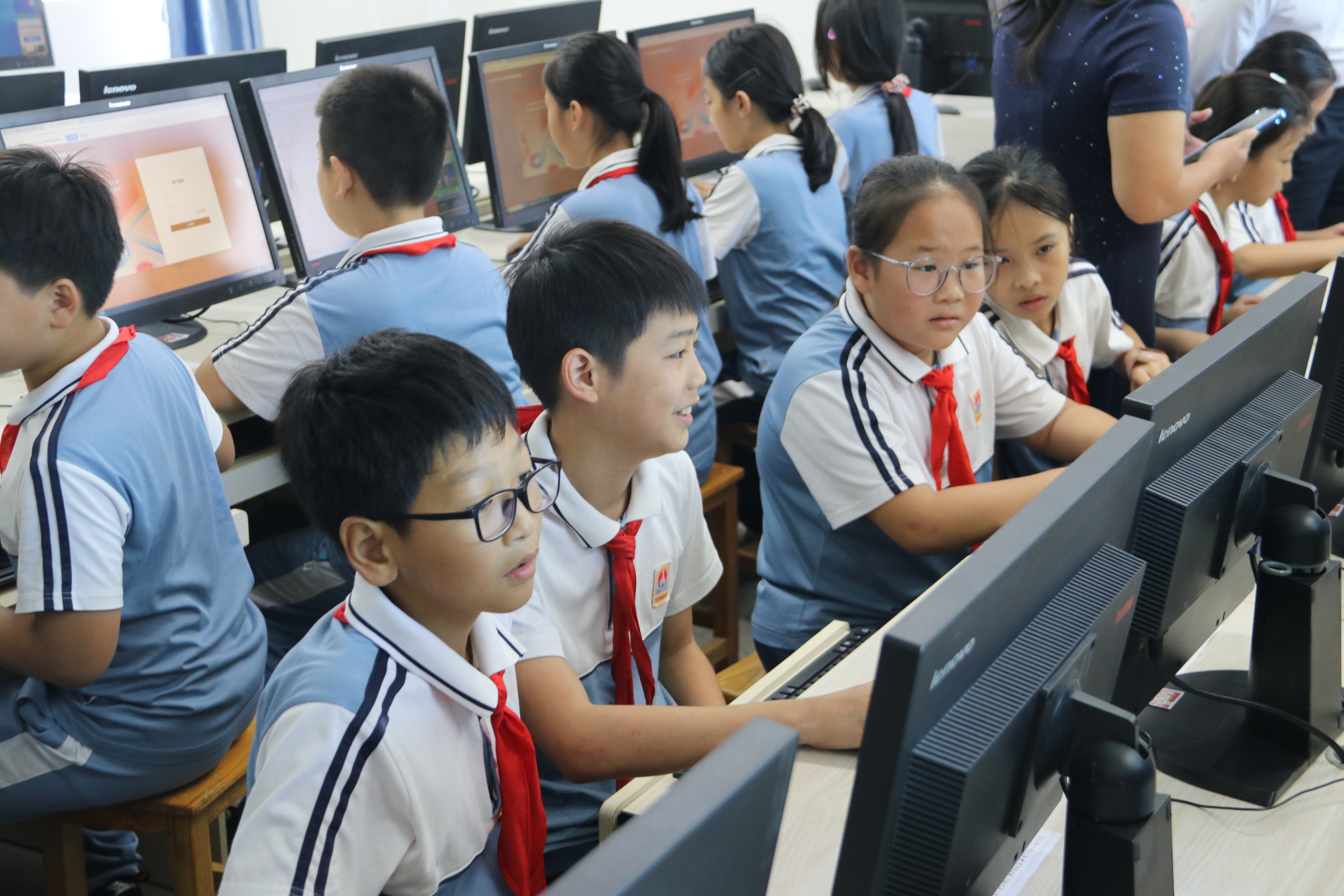 第二百二十期至二百二十三期“綠色愛心電腦教室”標(biāo)準(zhǔn)電腦82套（村田集團(tuán)華南區(qū)四家公司 (深圳·珠海·佛山·東莞） ）